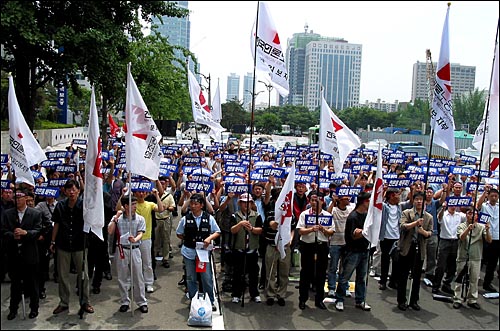 "언론이 바뀌면 세상이 바뀐다" 언론개혁국민행동 주최로 6월 16일 열린 `신문시장 정상화 및 언론개혁 쟁취대회` 모습. 